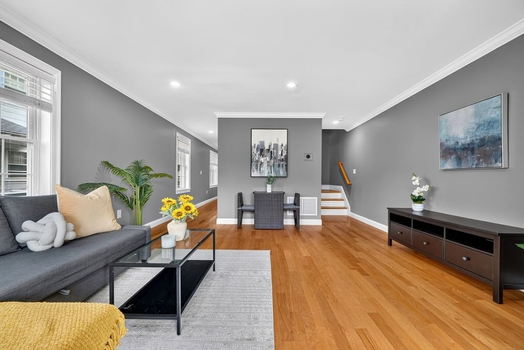 89 Overland Rd #2 Waltham — Photo 3 of 28