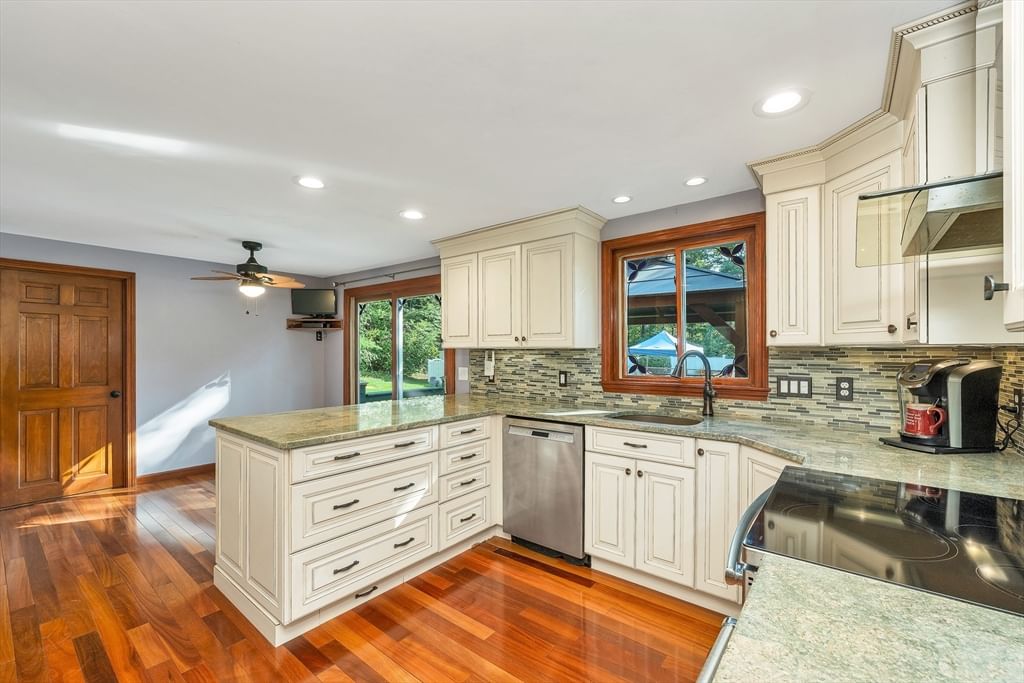 160 Pelczar Rd Dracut — Photo 7 of 41