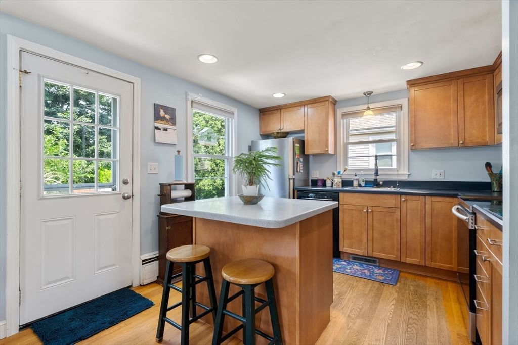 195 Glenellen Rd Boston — Photo 10 of 37