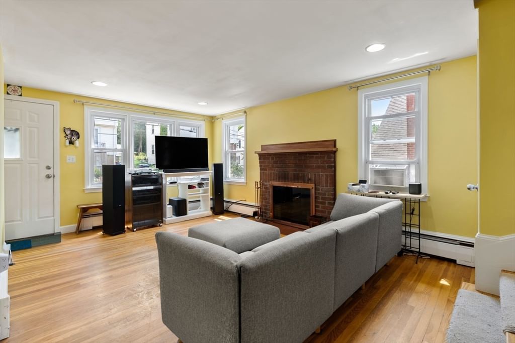 195 Glenellen Rd Boston — Photo 4 of 37