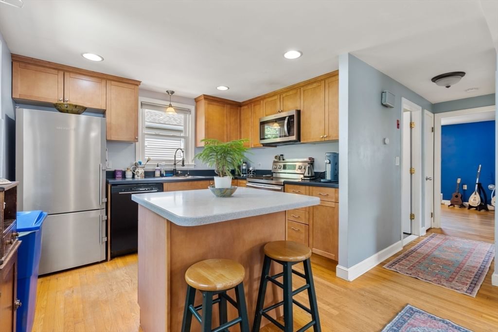 195 Glenellen Rd Boston — Photo 6 of 37