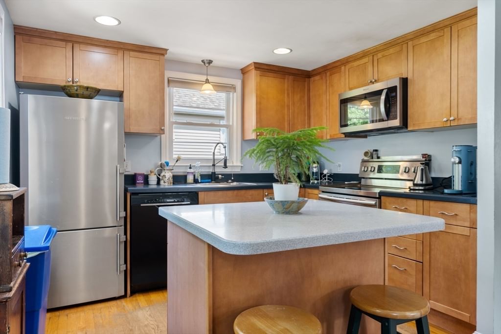 195 Glenellen Rd Boston — Photo 7 of 37