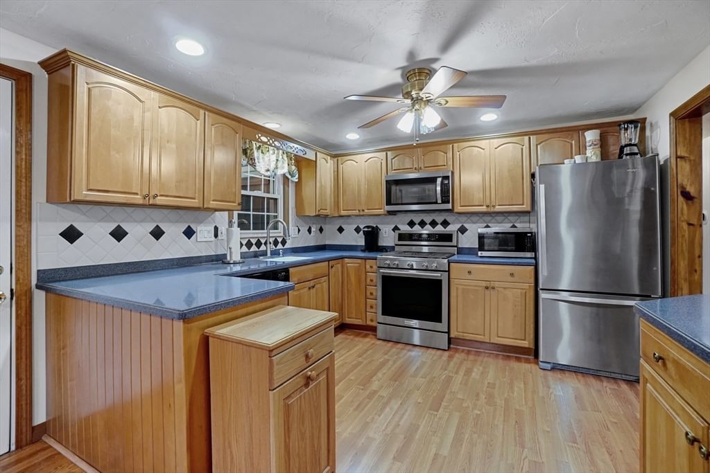 25 Jionzo Rd Milford — Photo 4 of 38