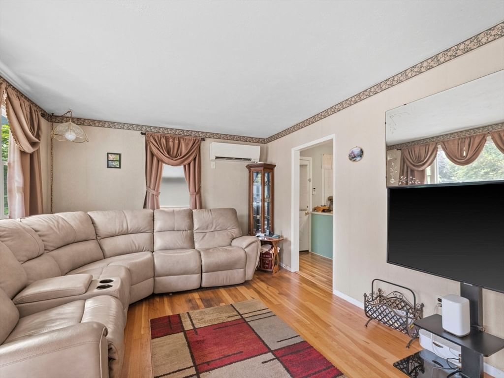 170 Verona St Lynn — Photo 2 of 38