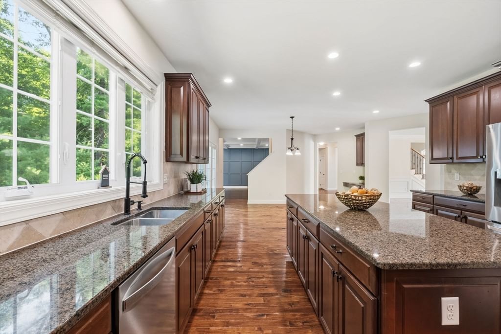 208 Mohawk Path Holliston — Photo 6 of 35
