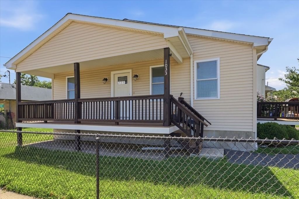 1033 Rodman St Fall River — Photo 3 of 37