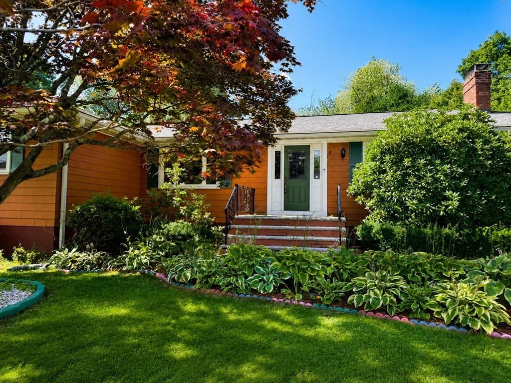 7 Fred Street Burlington — Photo 2 of 14