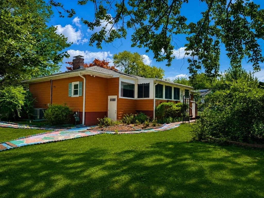 7 Fred Street Burlington — Photo 3 of 14
