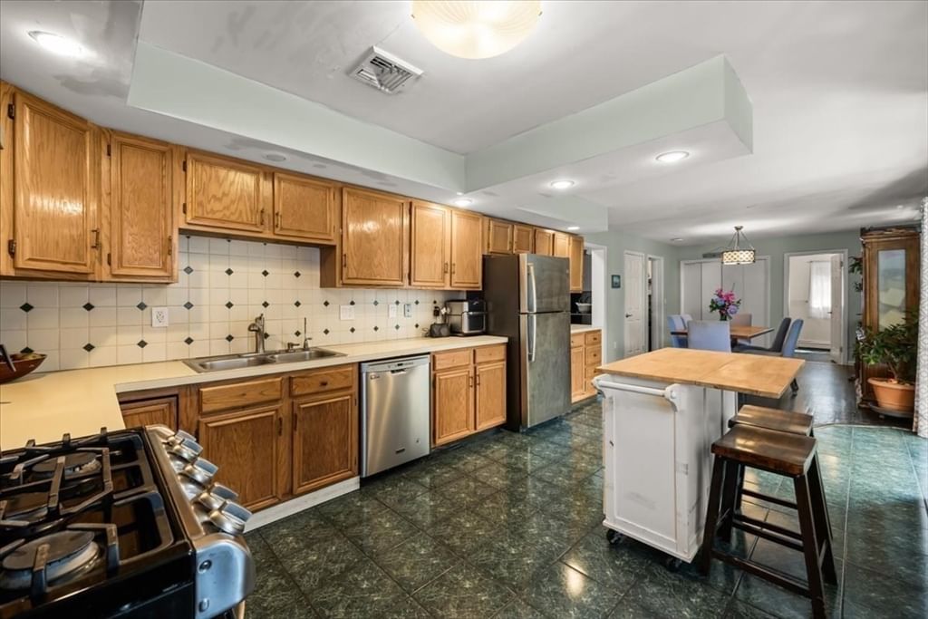 159 Greensboro Rd Dedham — Photo 5 of 37
