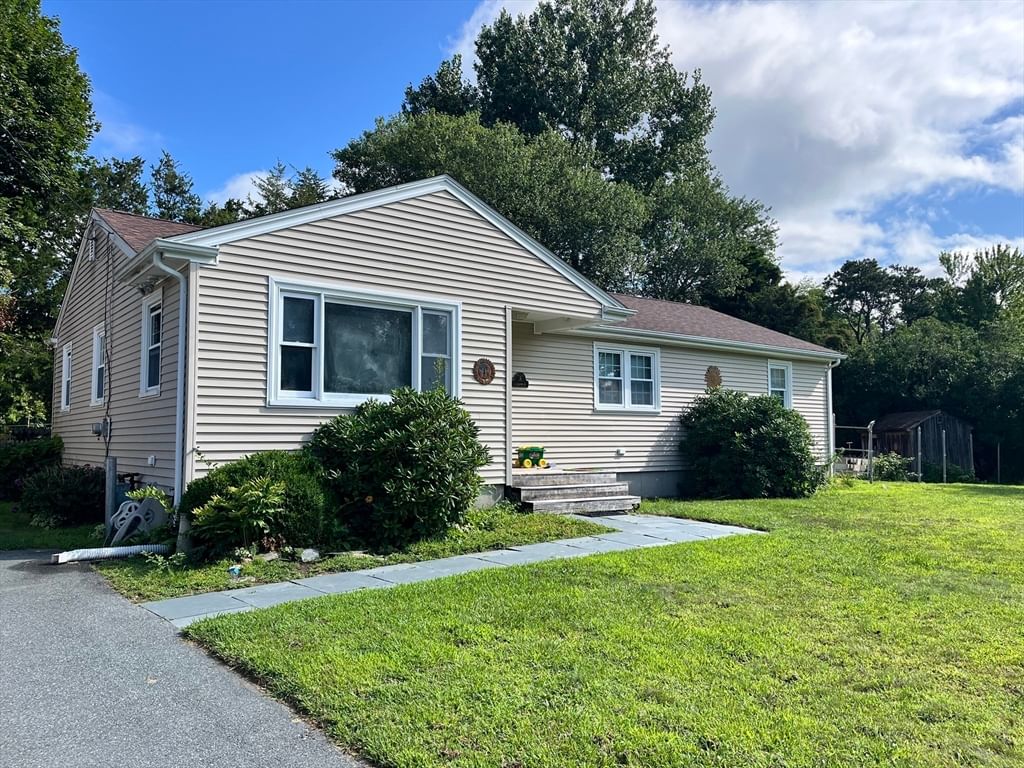 91 Pageotte St Acushnet — Photo 2 of 22