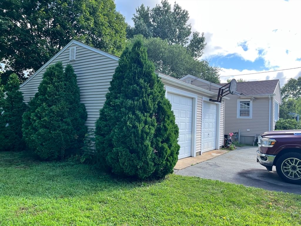 91 Pageotte St Acushnet — Photo 3 of 22