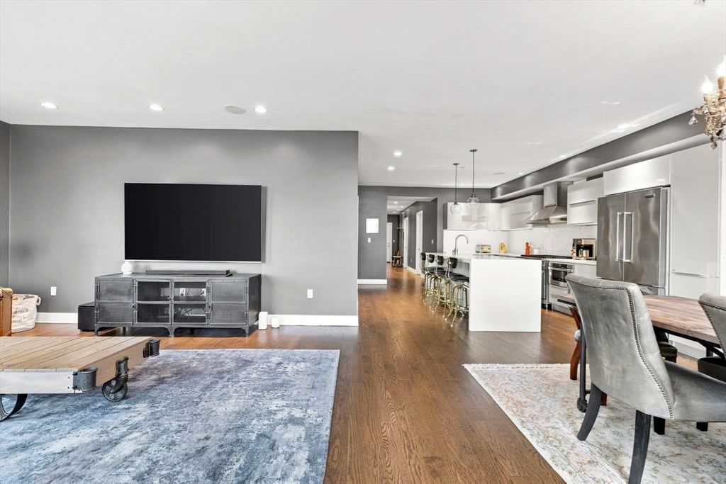 407 W 1st St #101 Boston — Photo 10 of 40