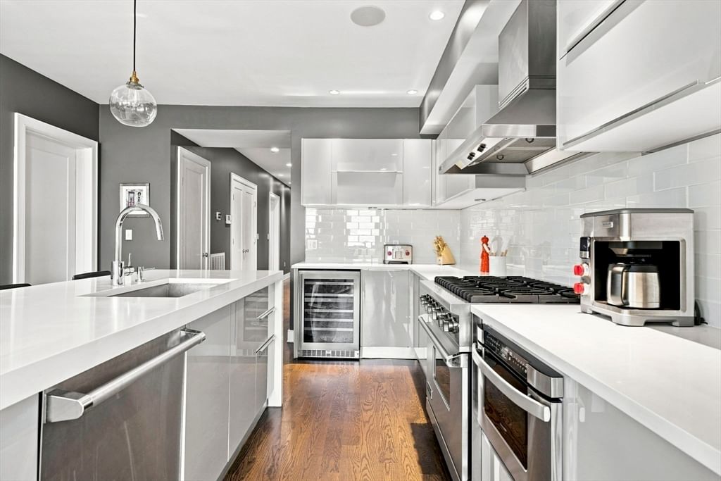 407 W 1st St #101 Boston — Photo 7 of 40