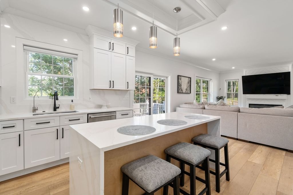 9 Flanagan Dr Shrewsbury — Photo 7 of 37