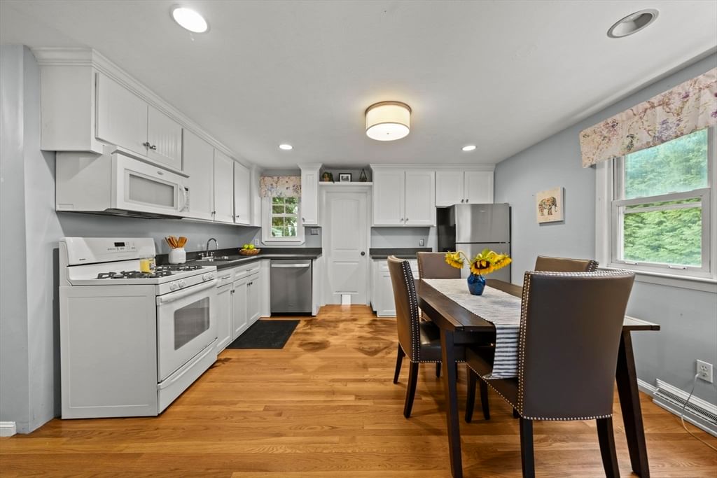 134 Marshall Ave Lowell — Photo 4 of 28