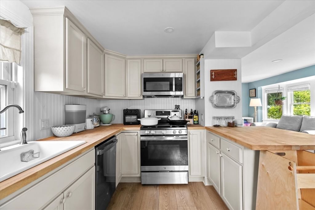 16 Pleasant St Scituate — Photo 4 of 21
