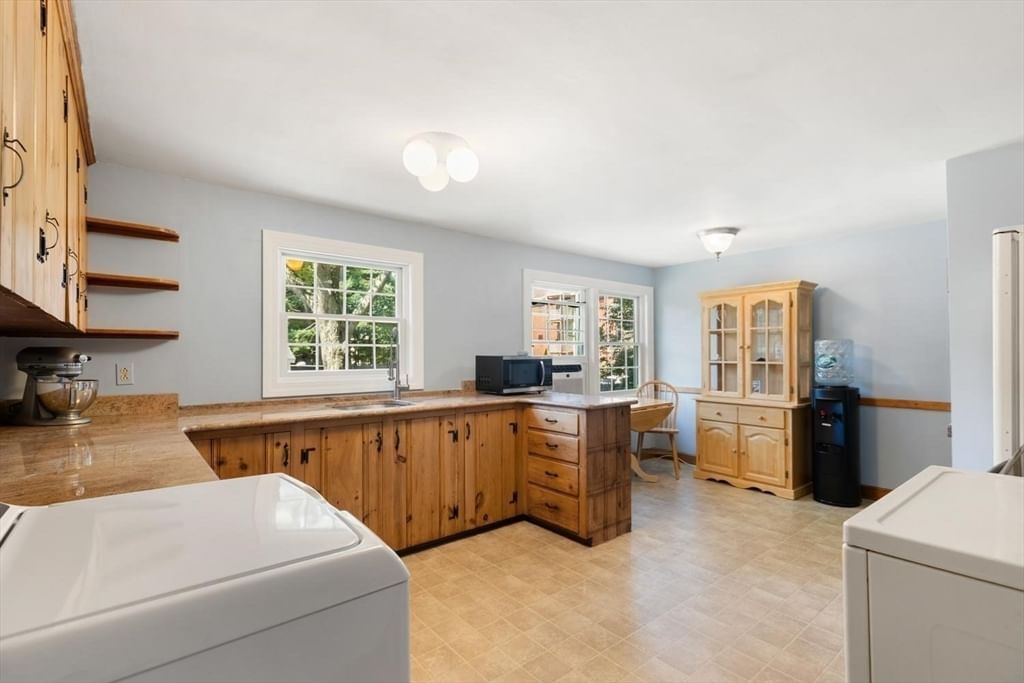 34 Heather St Beverly — Photo 3 of 27