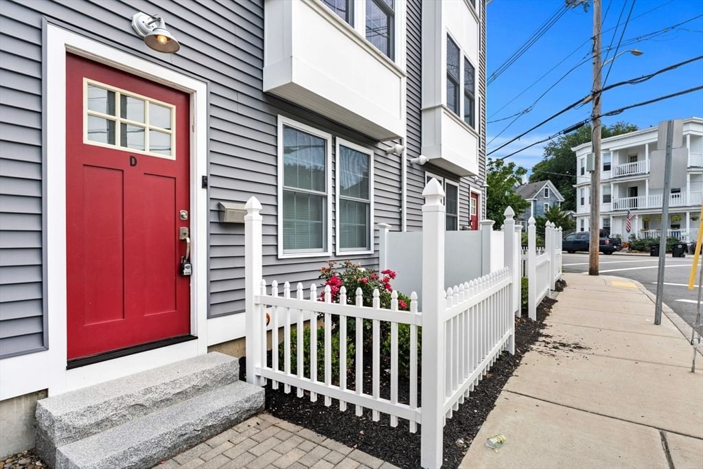 34 Beckford St #D Beverly — Photo 2 of 40