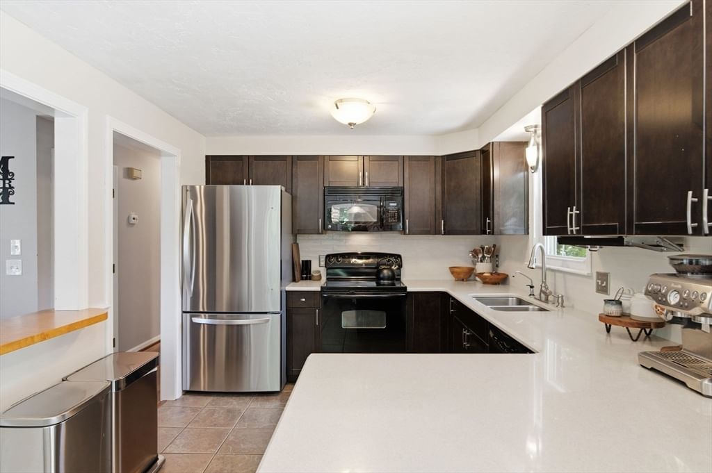 668 Summer St, Rockland, MA 02370 photo 2