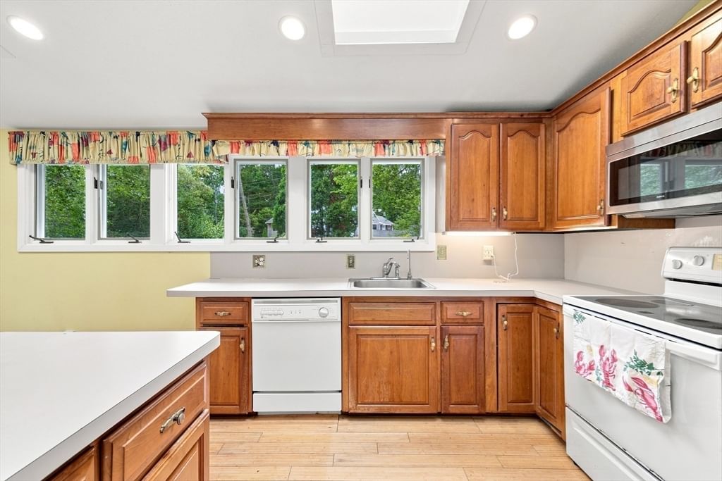 79 Pond Cir Mashpee — Photo 4 of 29