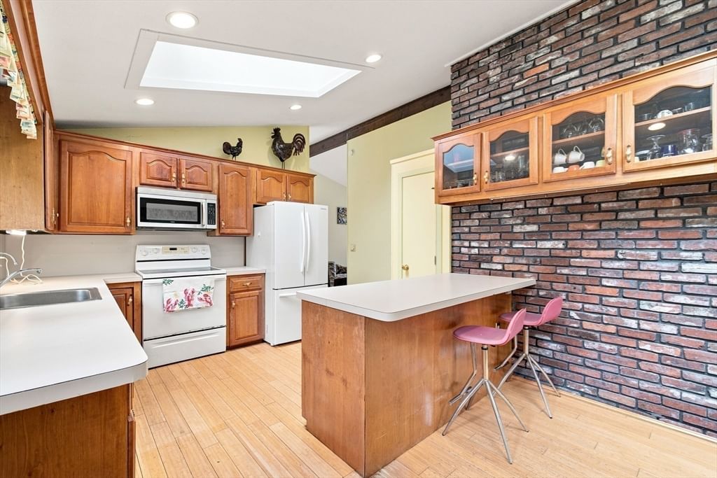79 Pond Cir Mashpee — Photo 5 of 29