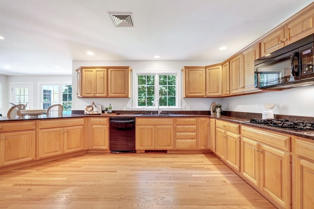26 Sweeney Ridge Rd Bedford — Photo 4 of 39