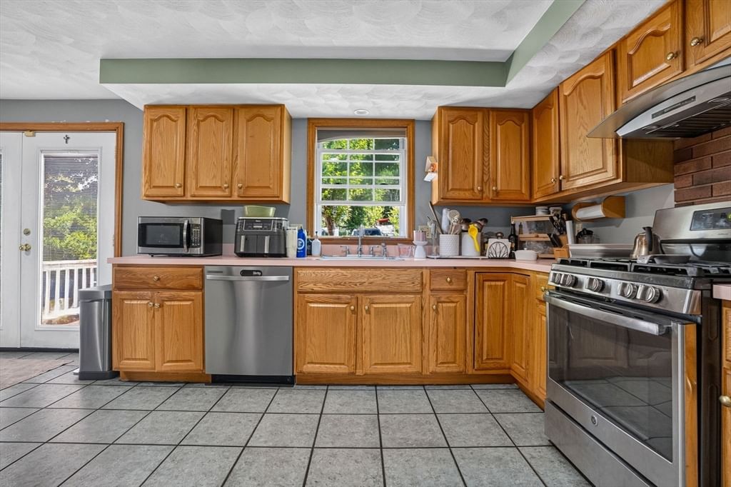 71 Hichborn St Revere — Photo 4 of 35