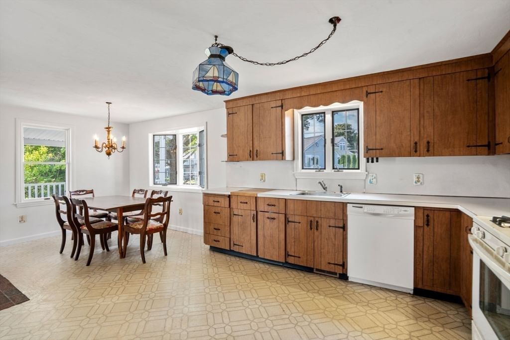 584 Circuit Ave Bourne — Photo 10 of 38