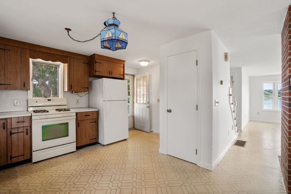 584 Circuit Ave Bourne — Photo 12 of 38