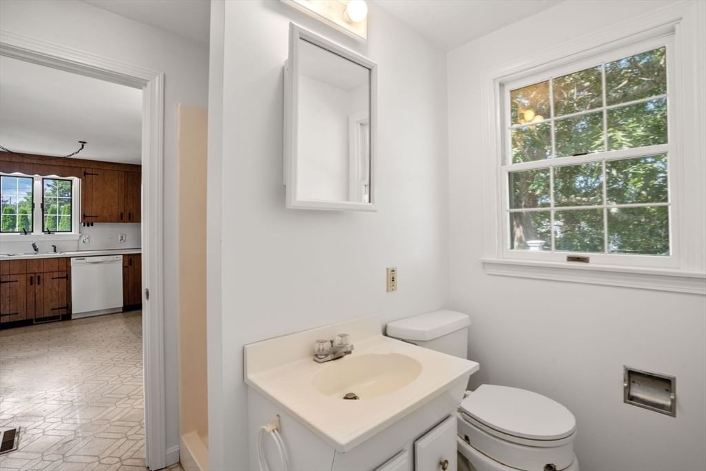 584 Circuit Ave Bourne — Photo 13 of 38