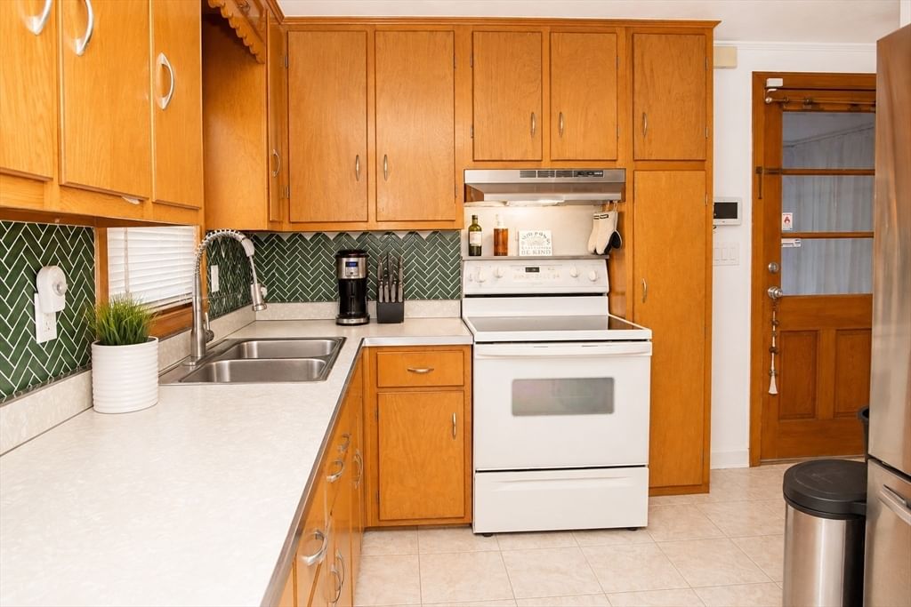 39 Lawnwood St Springfield — Photo 4 of 17