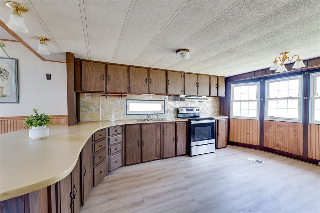281 Chauncey Walker St #153 Belchertown — Photo 8 of 28