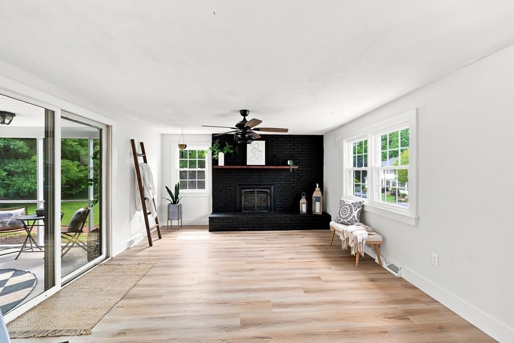 101 Smith Ave East Longmeadow — Photo 4 of 37