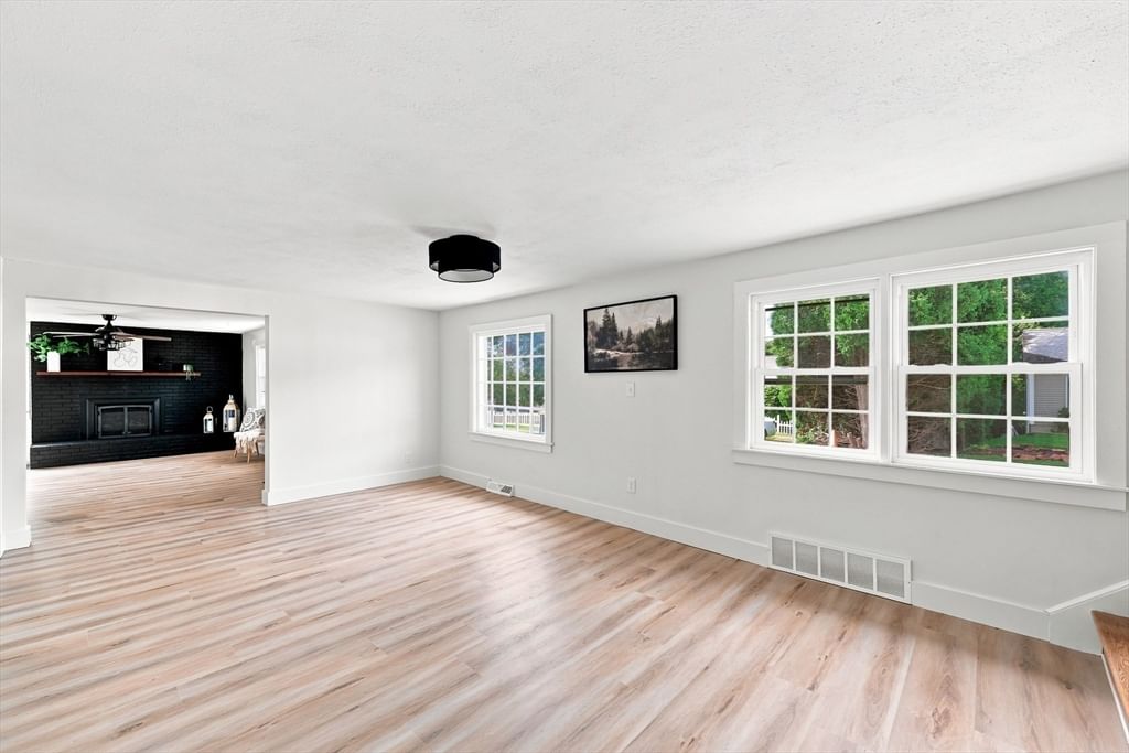 101 Smith Ave East Longmeadow — Photo 9 of 37