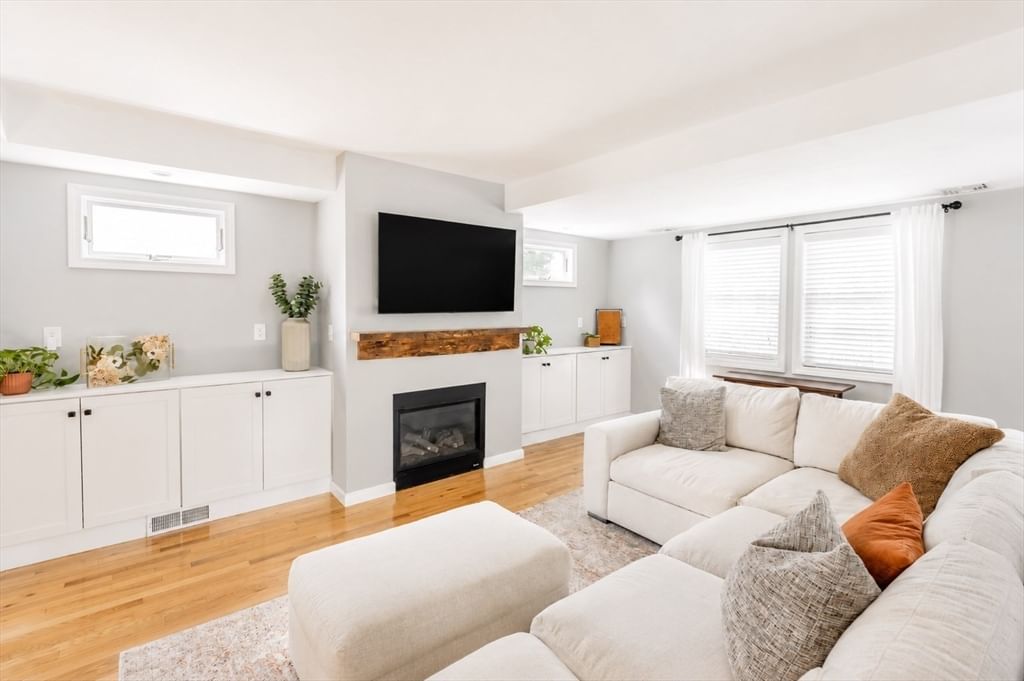 51 Woodrow Ave Medford — Photo 4 of 42