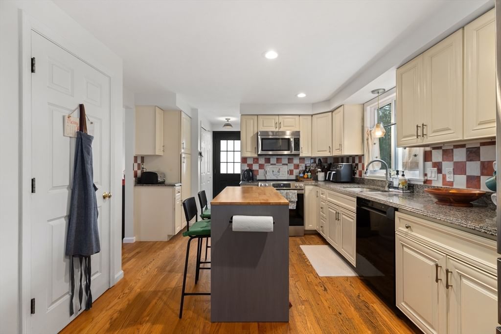 51 Shannon Way North Attleboro — Photo 10 of 31