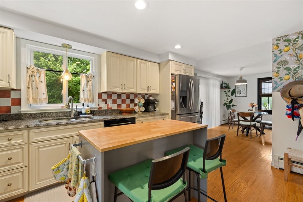 51 Shannon Way North Attleboro — Photo 8 of 31