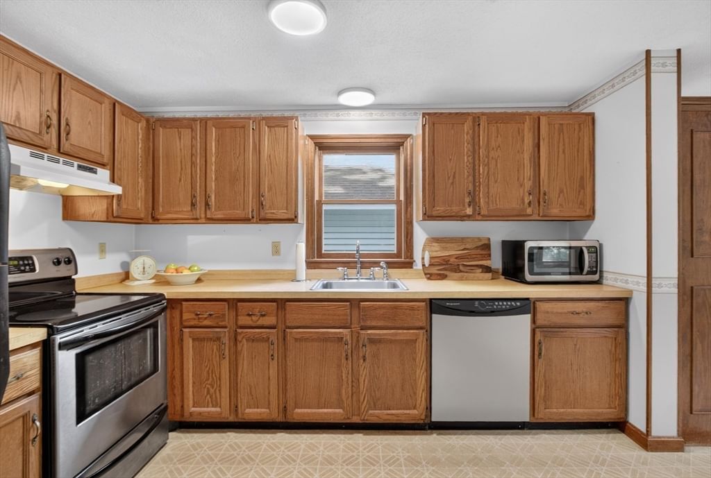 240 Taylor St Littleton — Photo 8 of 32
