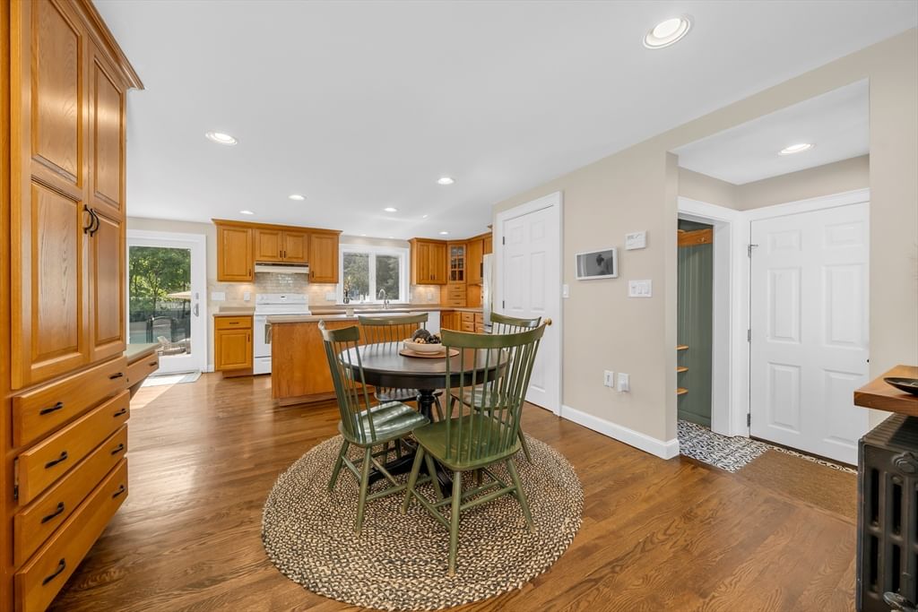 18 Miland Ave Chelmsford — Photo 3 of 40
