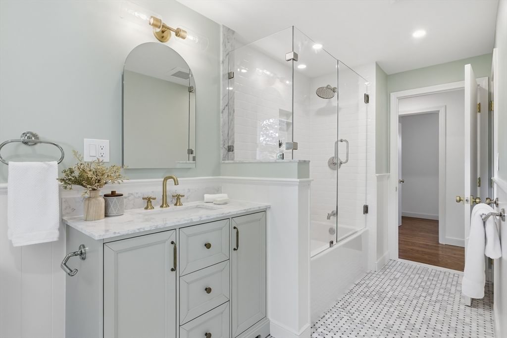 14 Eugene Road Burlington — Photo 16 of 37