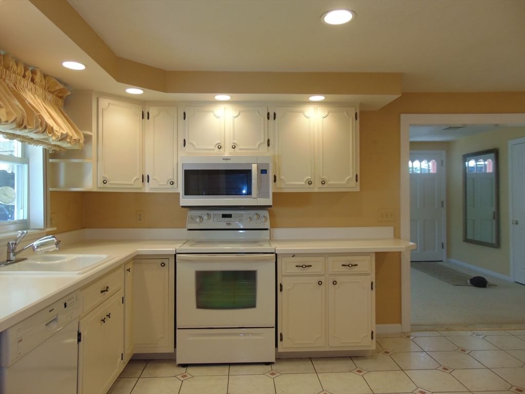 225 Reingold Ave Fitchburg — Photo 4 of 40