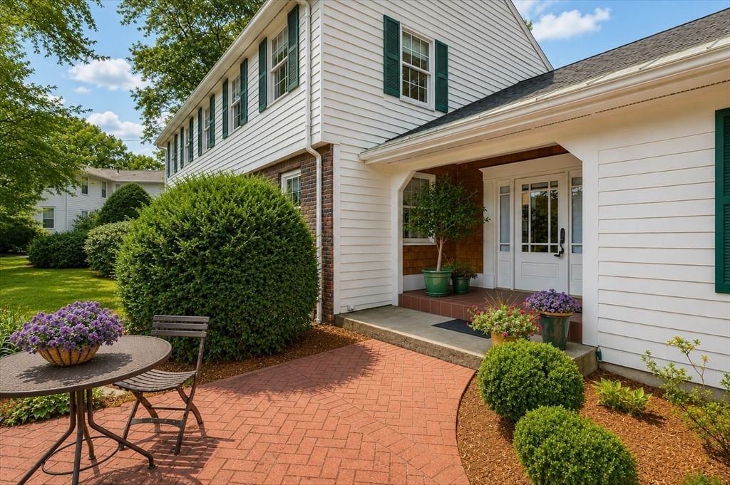 27 Church Ln Burlington — Photo 4 of 42