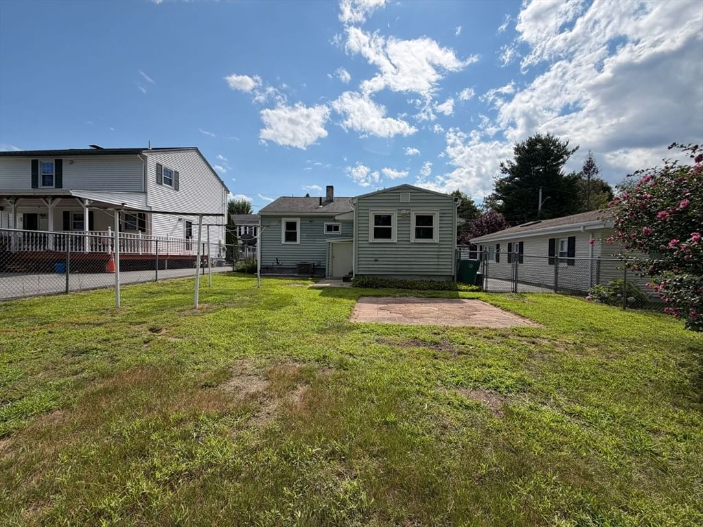 17 Monarch St Lowell — Photo 5 of 17