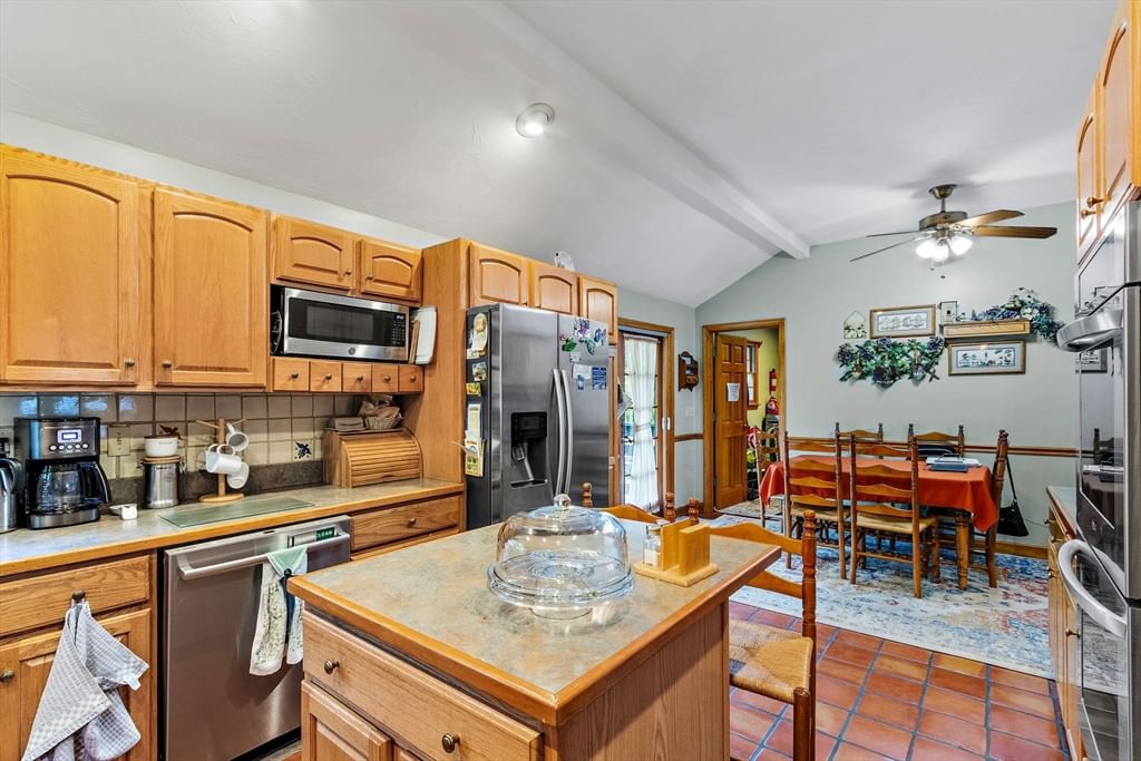 421 Oakhill Avenue Attleboro — Photo 13 of 42