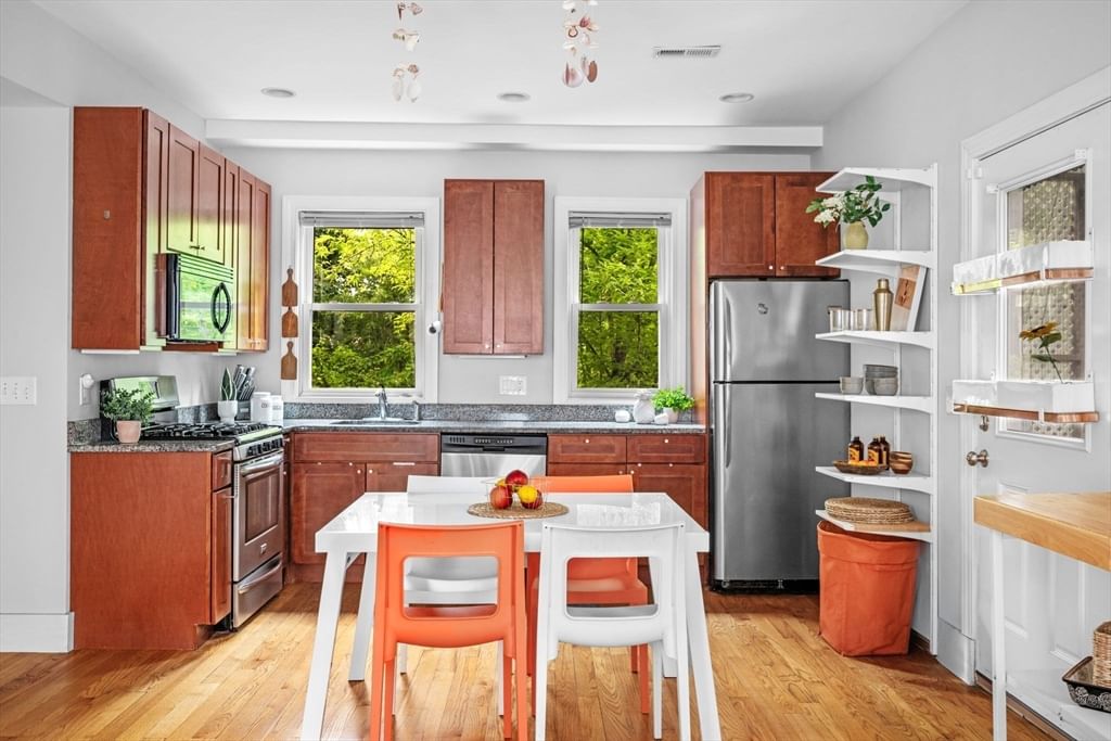 33 Plainfield St #2 Boston — Photo 3 of 33