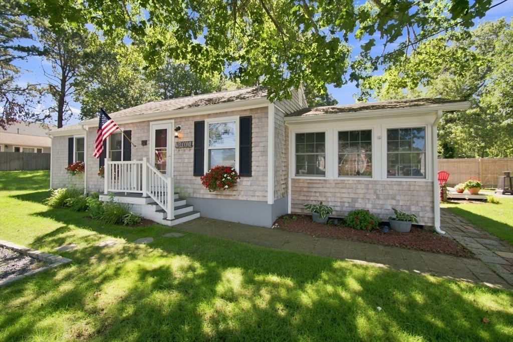 57 Wilfin Rd Yarmouth — Photo 2 of 39