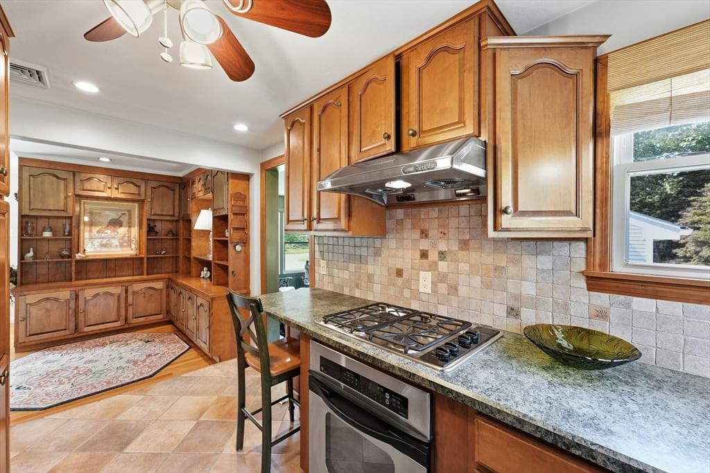 193 Meadow Street Agawam — Photo 10 of 42