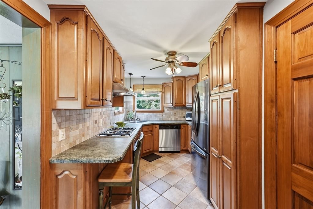 193 Meadow Street Agawam — Photo 9 of 42