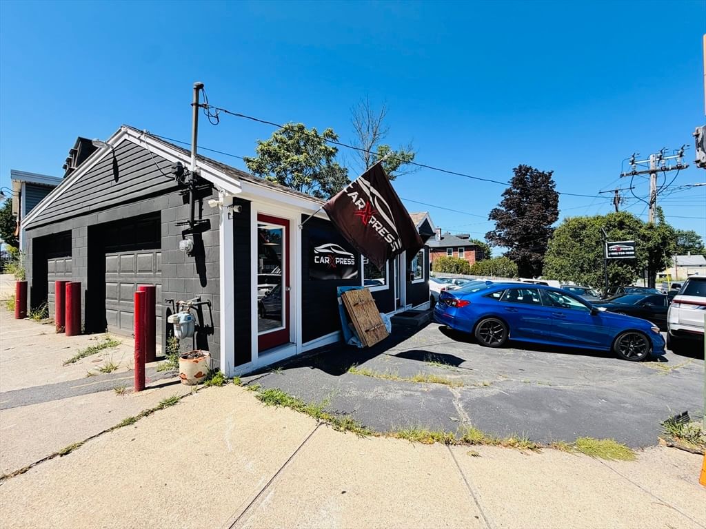 640 Main St Clinton — Photo 2 of 11