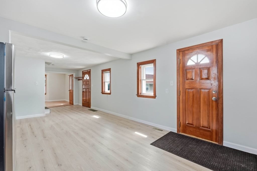216 Crest Ave Revere — Photo 4 of 31